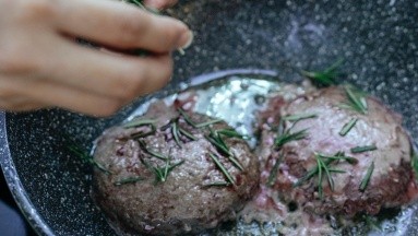 Descubre cómo preparar una deliciosa hamburguesas de atún en conserva