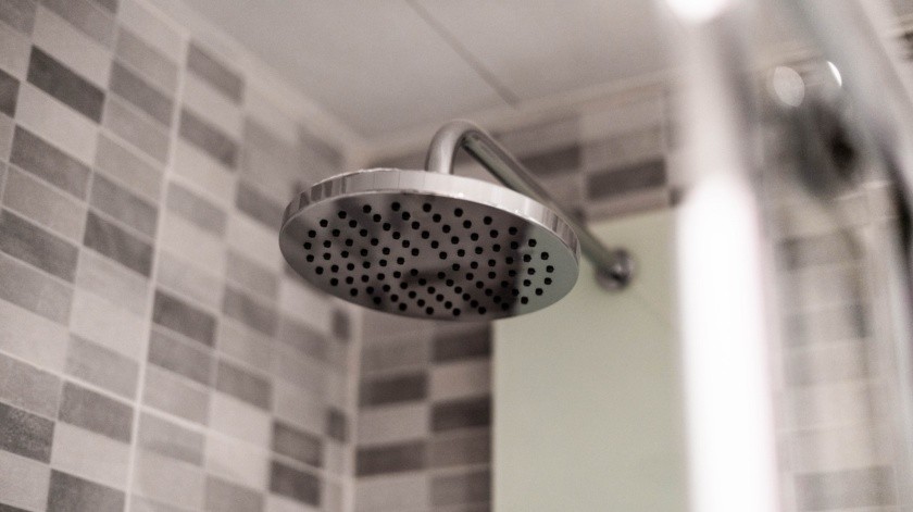 Es importante realizar una limpieza regular del cabezal de la ducha para mantener un flujo de agua óptimo.(kevin Baquerizo/UNSPLASH)