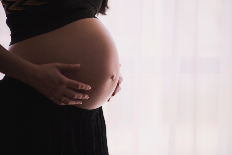 Mejorar la salud de las mujeres embarazadas y los bebés es importante para hacer frente al retraso.  FOTO: freestocks/UNSPLASH