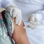 La OMS insiste en que todas las personas en grupos de riesgo deben vacunarse