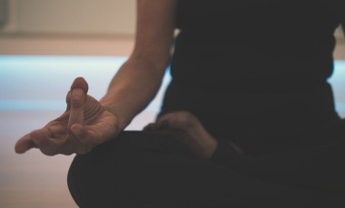 3 Posturas de yoga que pueden aliviar el estreñimiento, según estudio