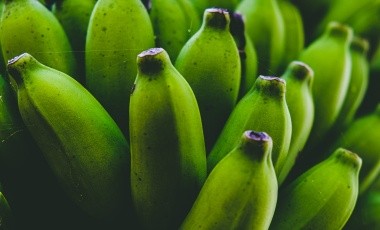 Descubre los beneficios de consumir plátanos poco maduros