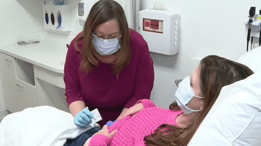 El viaje de Jennifer Davis hacia la remisión y la revolucionaria vacuna contra el cáncer de mama(Clevelan Clinic)