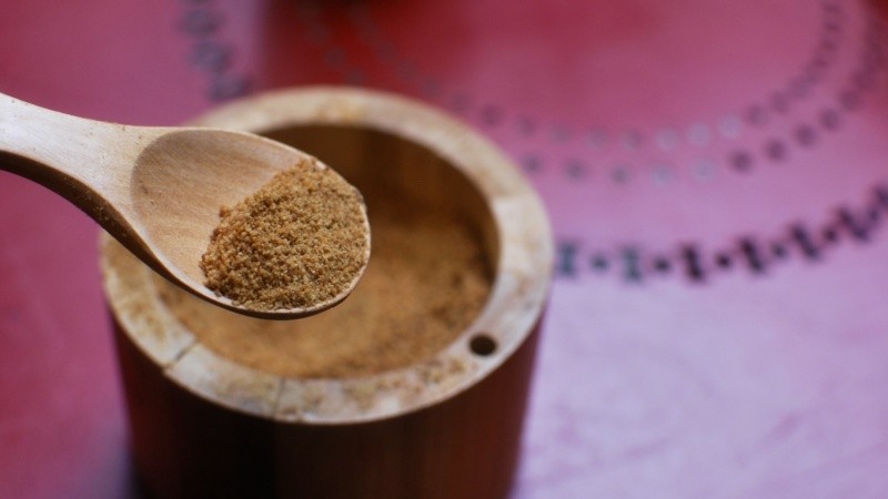 El proceso de obtención del azúcar de coco involucra la evaporación de la savia transformándola en un azúcar densa y marrón durante su cristalización FOTO: PEA/UNSPLASH
