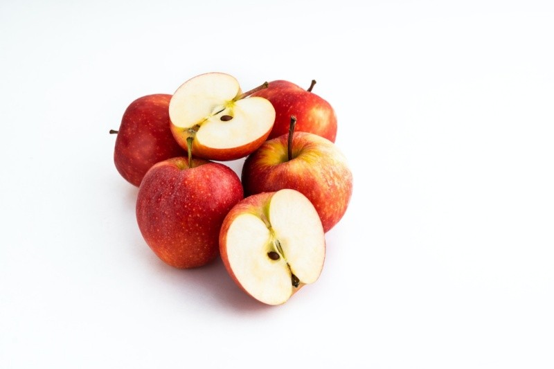 La manzana ayuda a limpiar el tracto digestivo, eliminando toxinas y reduciendo la carga de trabajo del hígado. FOTO:Eiliv Aceron/PEXELS