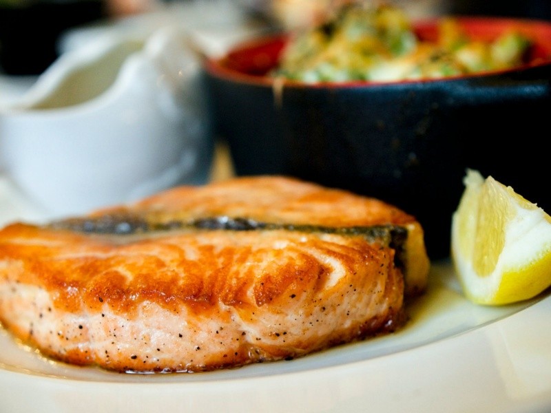 El salmón, cargado de vitamina D, se convierte en el plato estrella para enfrentar enfermedades invernales FOTO: PEXELS