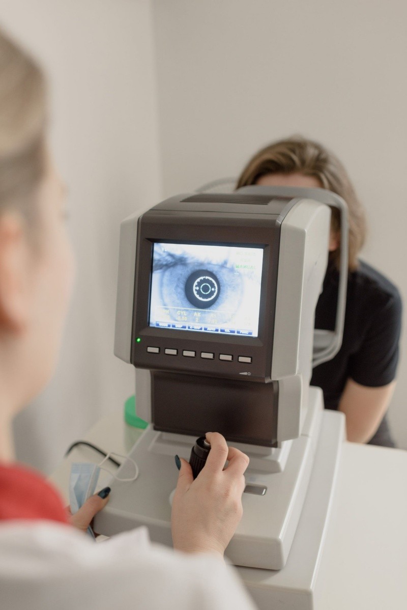 La degeneración macular se diagnostica a través de un examen ocular completo realizado por un oftalmólogo. FOTO: PEXELS