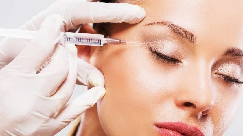El bótox se utiliza en tratamientos cosméticos para reducir arrugas al bloquear señales nerviosas que causan la contracción muscular(Archivo GH)