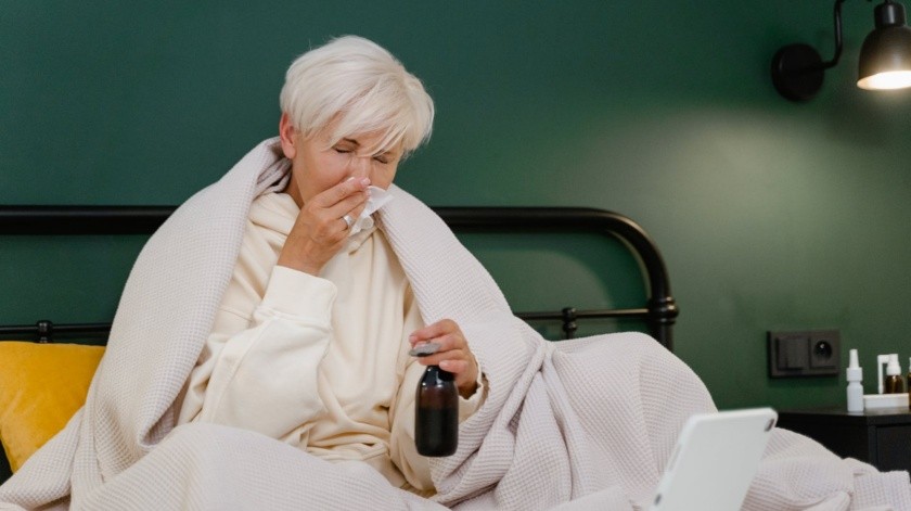 Aunque cualquier persona puede enfermarse de gripe, los adultos mayores tienen un mayor riesgo de experimentar complicaciones(PEXELS)
