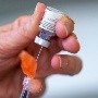 Farmacias empiezan a comercializar vacuna actualizada de Moderna contra Covid en México