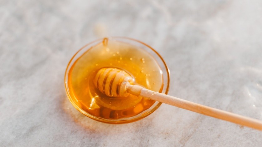 La miel es muy utilizada para endulzar.(Foto de ROMAN ODINTSOV en Pexels.)