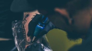 Hombre fallece por sepsis luego de realizarse un nuevo tatuaje