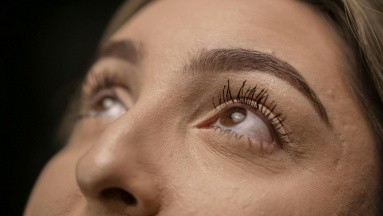 ¿Cuáles son los beneficios del aloe vera en las bolsas de los ojos?