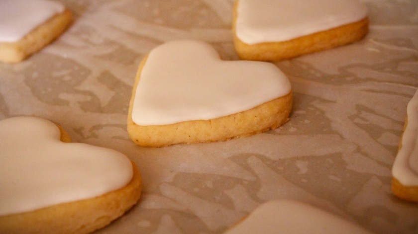Prepara un regalo lleno de amor y dulzura con nuestras galletas de corazón caseras para San Valentín.(PEXELS)