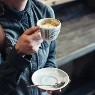 Conexión entre el consumo de café y una menor tasa de mortalidad en pacientes con cáncer intestinal, según estudio