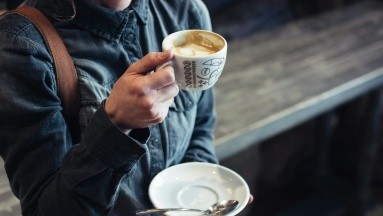 Conexión entre el consumo de café y una menor tasa de mortalidad en pacientes con cáncer intestinal, según estudio