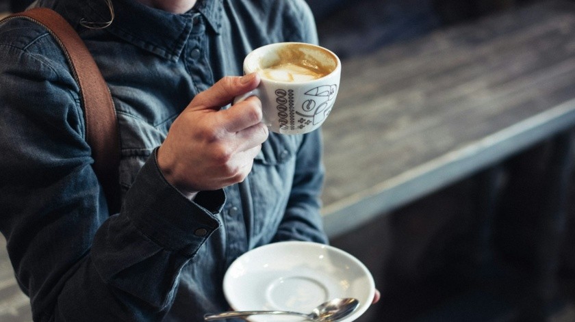 Según expertos, el café puede reducir el riesgo de desarrollar cáncer intestinal.