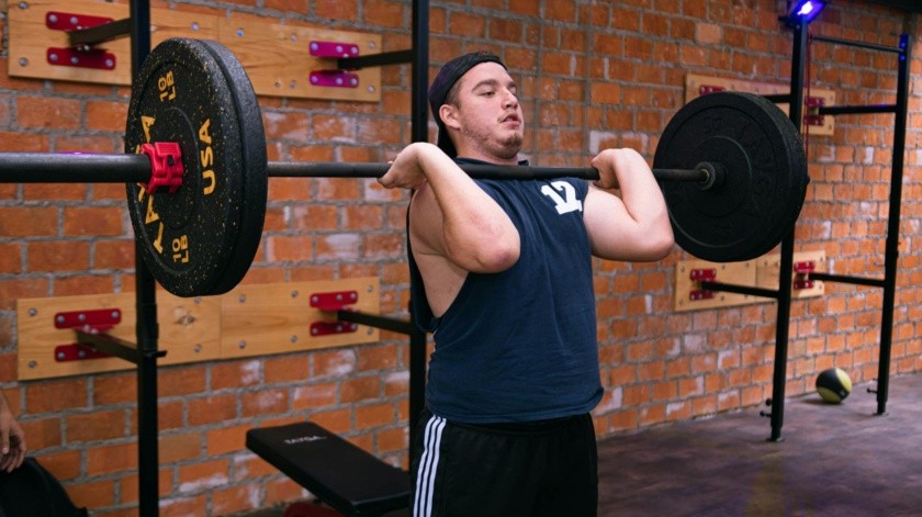Daniel Bubnis explica que tanto repeticiones como peso son necesarias para estimular el crecimiento muscular.(PEXELS)