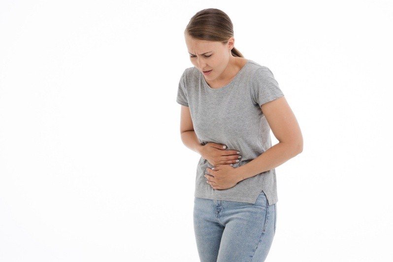 El dolor intenso en el área pélvica, antes, durante y después de la menstruación es uno de los síntomas más común de la endometriosis.