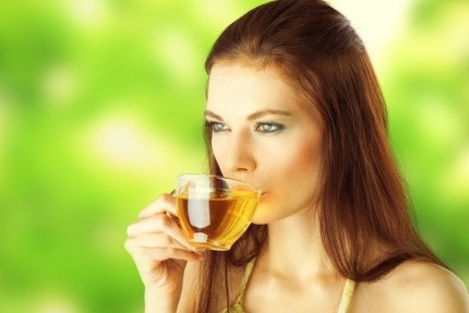 Incluye dentro de tus hábitos saludables el consumo de infusiones naturales y tés para mejorar la apariencia de tu piel.
