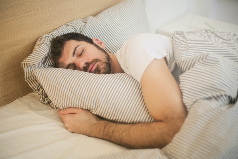  Dormir con el ventilador y el aire acondicionado se ha relacionado con problemas para la salud. Foto: Archivo.
