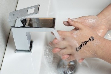 Usar desinfectante de manos y dejar secar, luego aplica crema hidratante para evitar resecarlas.