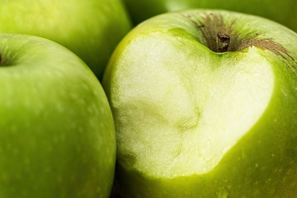 La manzana verde es una de las frutas con menos calorías que puede ayudarte a bajar de peso de manera natural.