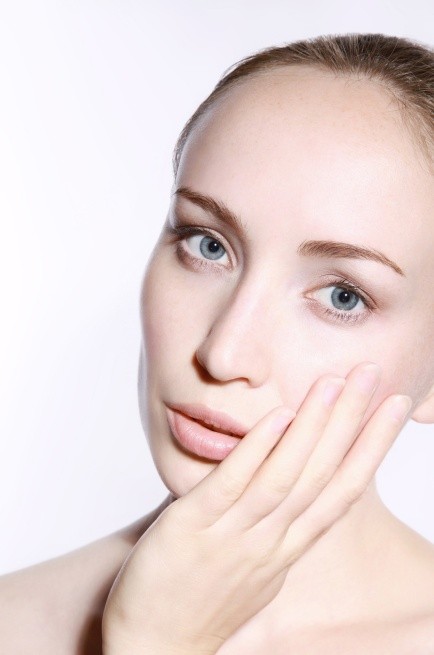 La piel del rostro es una de las más sensibles de todo el cuerpo, por lo que debes poner especial atención a su cuidado.