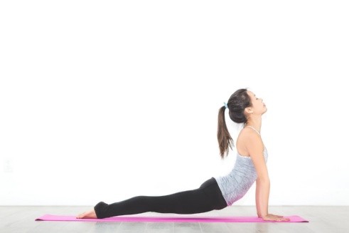 Las posiciones de yoga son excelentes para evitar que los cólicos ataquen cada mes.