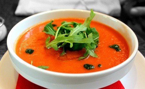 Prepara esta deliciosa sopa de tomate saludable con micro hierbas.