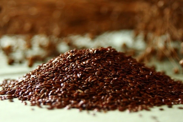 Las semillas de linaza contienen polifenoles, que actúan como antioxidantes en el cuerpo.