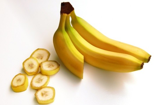 Con frutas como el plátano, que contienen mayor índice glucémico se debe prestar mayor atención a las porciones.