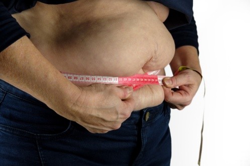 Si tienes exceso de grasa abdominal, tienes un riesgo mayor de padecer afecciones relacionadas con la obesidad.