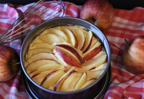 Un molde desmontable es la mejor opción para hornear esta deliciosa tarta de manzana. 