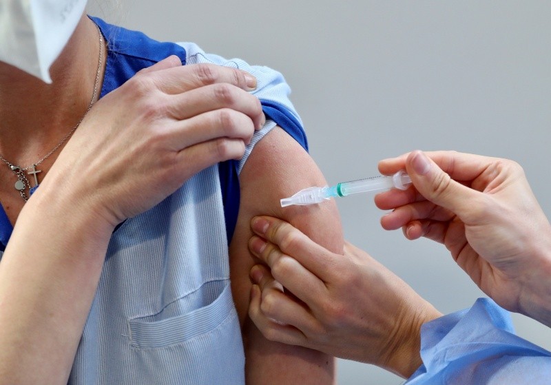 Una sanitaria recibe una dosis de la vacuna contra la Covid-19. EFE/ J. L. Cereijido / POOL / Archivo