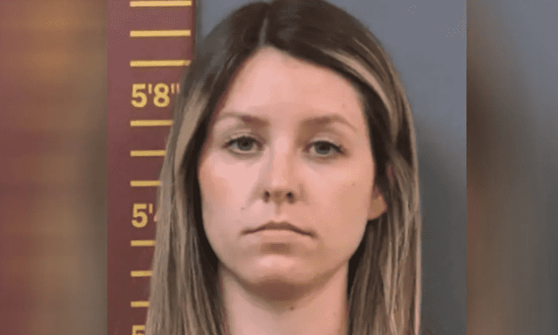 La mujer fue arrestada tras ser acusada de sostener una relación con una estudiante de 17 años. 