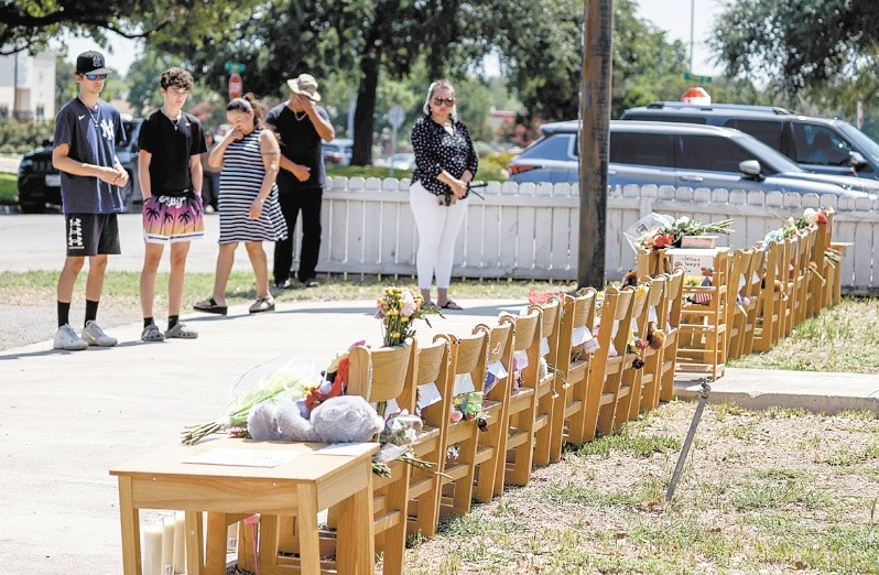 La gente continúa rindiendo homenaje a las víctimas en una guardería de Uvalde donde las sillas representan a cada víctima como un monumento despues del tiroteo en la Escuela Primaria Robb en Uvalde, Texas.