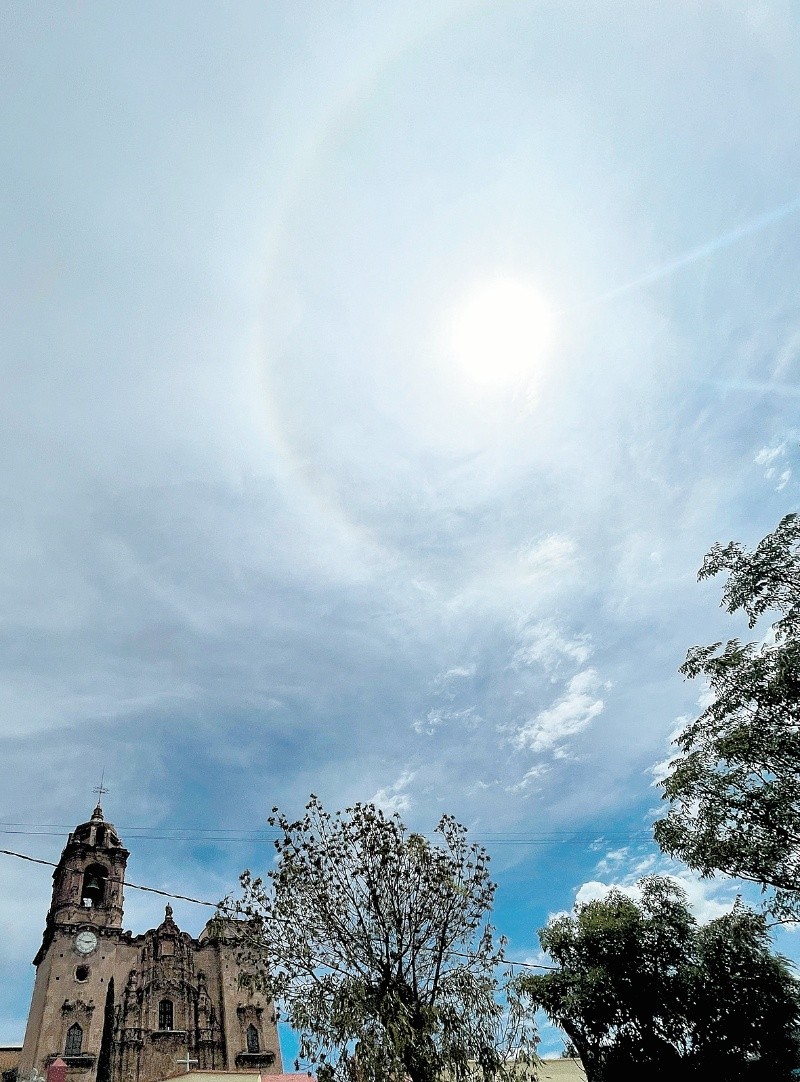 CIELO BRILLANTEVista de un halo solar, ayer, desde la ciudad de León, Guanajuato. El halo solar es un fenómeno colorido óptico natural creado cuando la luz solar atraviesa grandes nubes llenas de cristales de hielo.