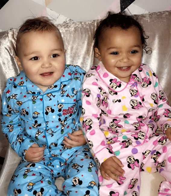 El evento improbable de que gemelos nazcan con diferente color de piel,  ocurre en uno de 500 juegos de gemelos nacidos de parejas de raza mixta. 