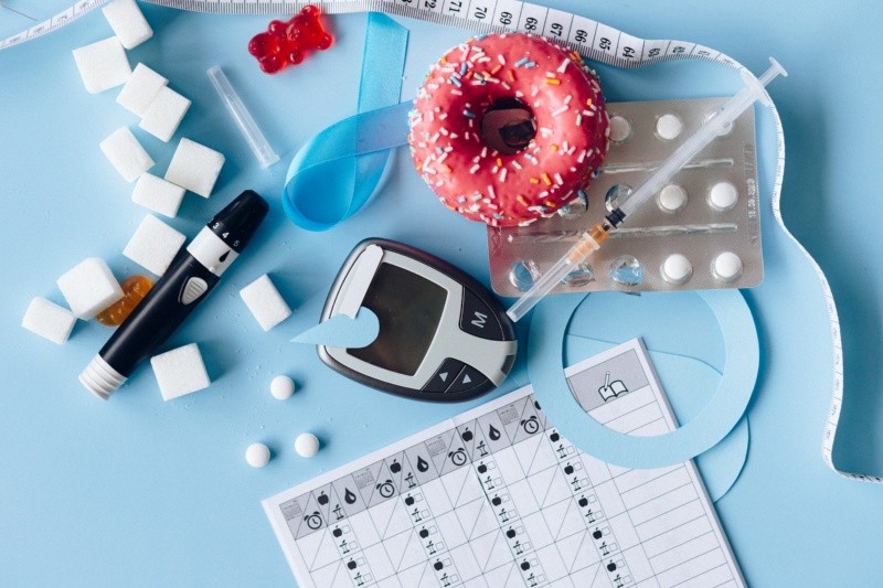 Factores ambientales como la dieta y el estilo de vida también influyen en el riesgo de desarrollar diabetes tipo 2.
