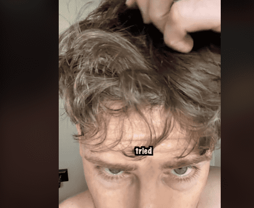 El tiktoker decidió hacer la tendencia 'no poo' y dejar de utilizar shampoo con químicos para solo lavar su cabello con ingredientes naturales. Foto: Captura 