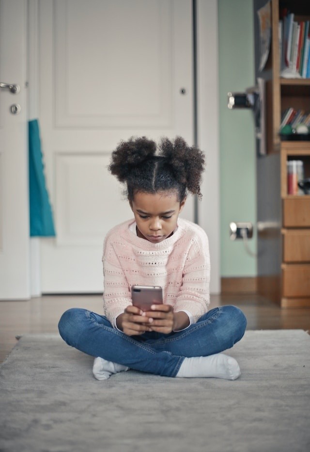 Asegura un equilibrio adecuado entre el tiempo en pantalla y otras actividades importantes para tus hijos. FOTO: Bruce Mars/UNSPLASH