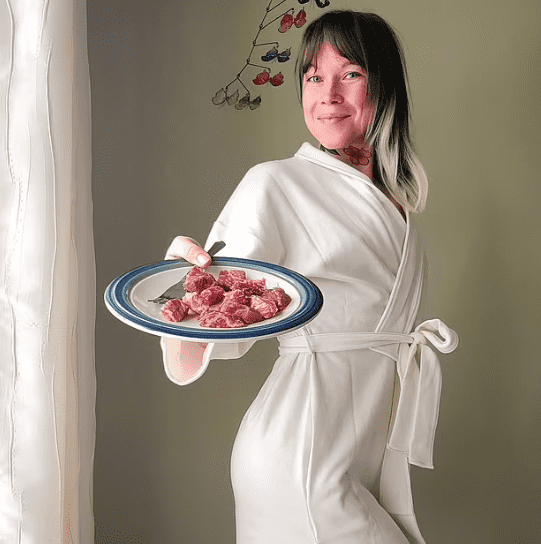 La historia de una mujer que encontró la felicidad y la salud en la carne cruda.FOTO: Emily Ciosek