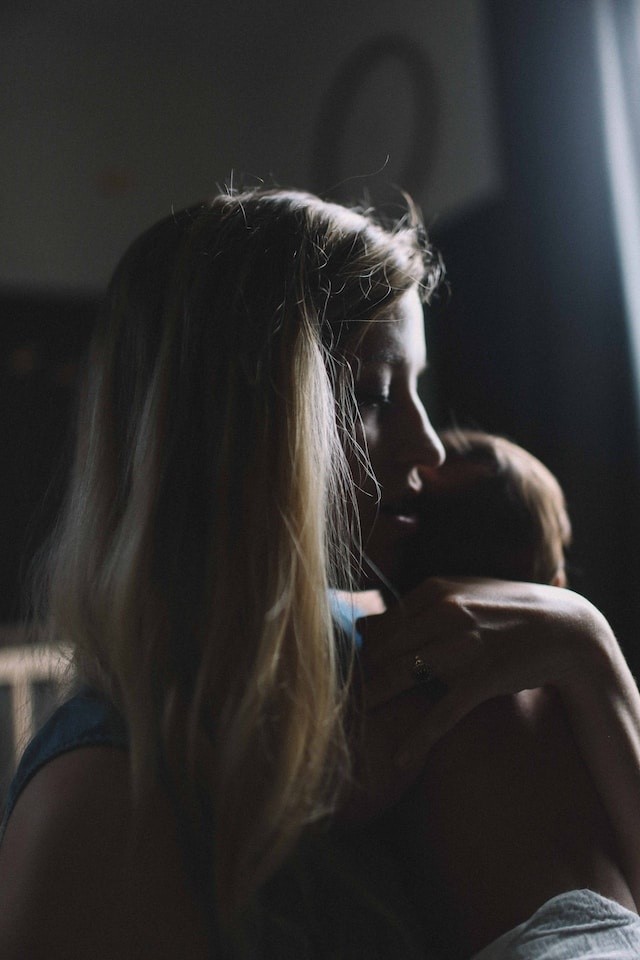 Muchas mujeres sienten melancolía o tristeza después de haber dado a luz. FOTO:Jenna Norman/UNSPLASH