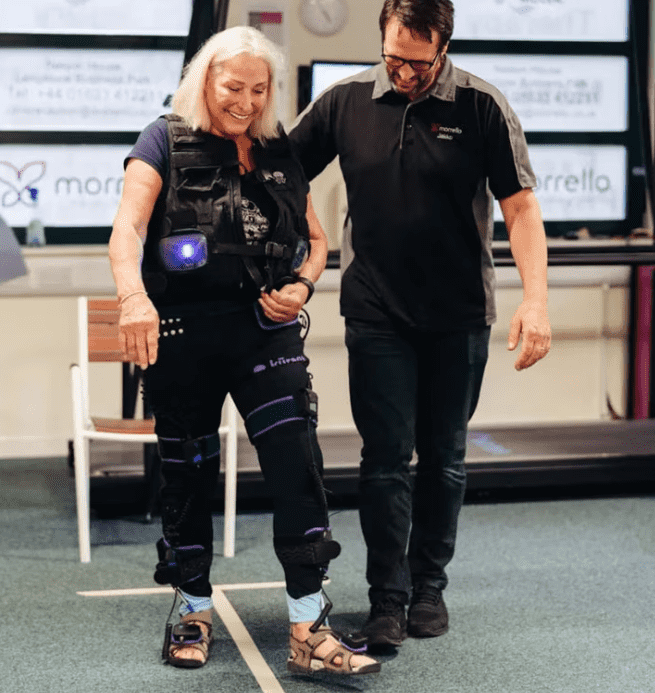 Julie Lloyd, tras un ACV, pudo caminar sin ayuda gracias a los pantalones NeuroSkin. FOTO:Morrello Clinic en el Reino Unido