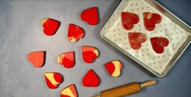 Hornea un poco de amor este San Valentín con nuestras galletas de corazón casera. FOTO: NESTLÉ